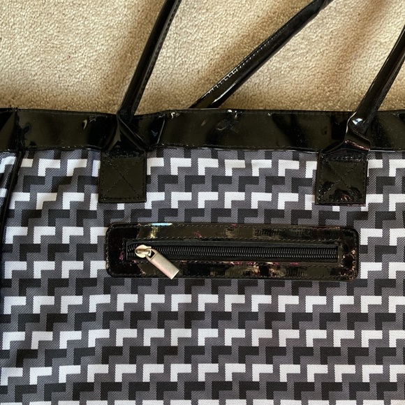 5/20🔴 NWT 2 matching Totes Bags Black And White Zippers Handles Bundle - Picture 7 of 10